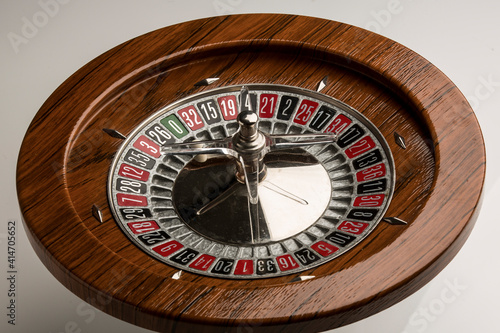 Roulette in legno isolata su sfondo bianco