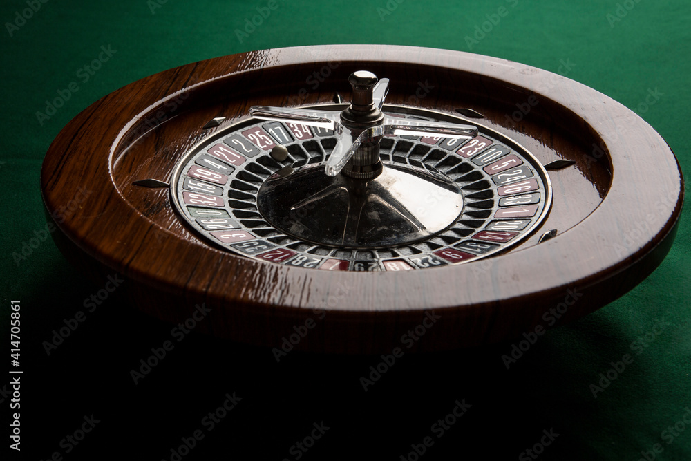 Roulette in legno isolata su sfondo verde Roulette in legno isolata su sfondo verde