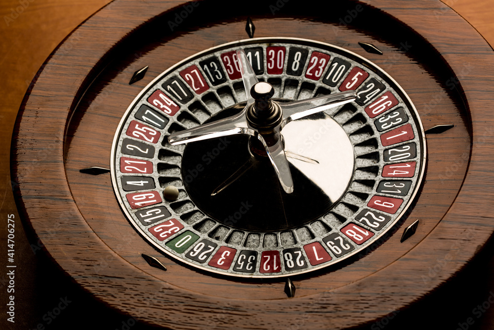 Roulette in legno isolata su sfondo legno Roulette in legno isolata su sfondo legno