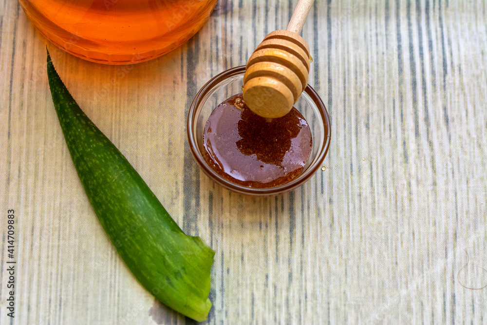Homemade diy mask for treating dermatitis seborreica with aloe vera, honey and cinnamon Homemade diy mask for treating dermatitis seborreica with aloe vera, honey and cinnamon