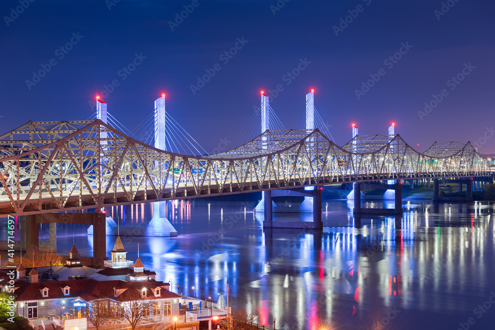 Fototapeta premium John F. Kennedy Bridge and Abraham Lincoln Bridge crossing the Ohio River into Louisville, Kentucky, USA
