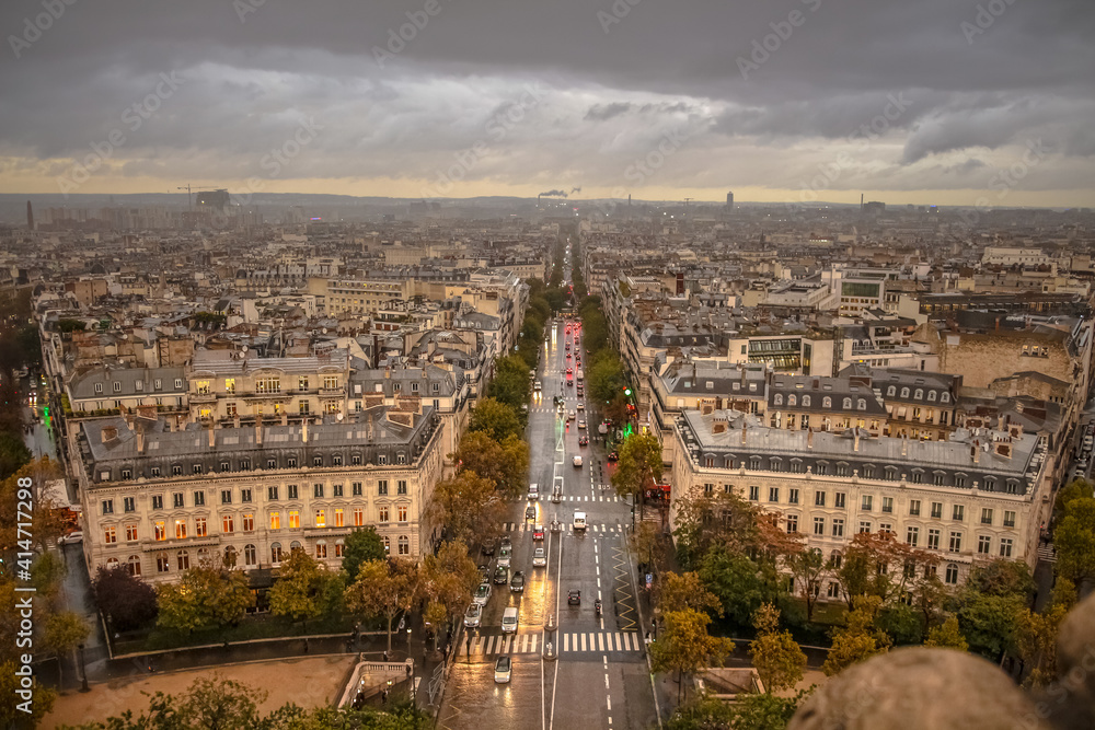 흐린날 오후 개선문에서 바라본 파리 시내 풍경