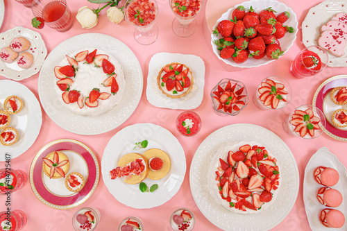 たくさんの苺を使ったデザート スイーツビュッフェのイメージ