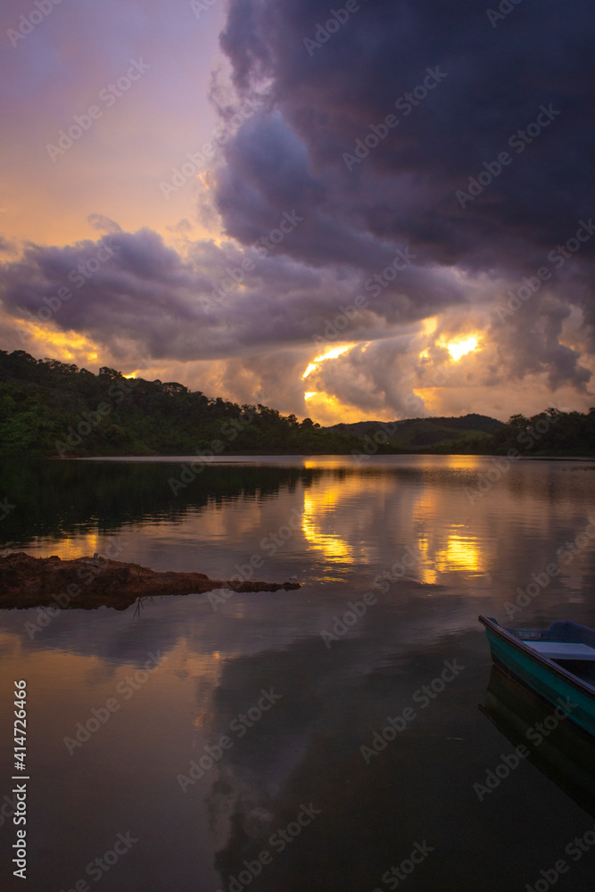 amanecer hermoso con nubes en un lago amanecer hermoso con nubes en un lago