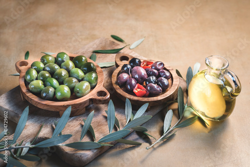 Foto Still life of Mediterranean pickled olives for the for tapas or antipasti in ol