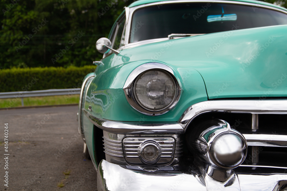 Teilansicht Oldtimer, Vorderes Detail eines Oldtimers mit Scheinwerfer und Chromstoßstange Teilansicht Oldtimer, Vorderes Detail eines Oldtimers mit Scheinwerfer und Chromstoßstange