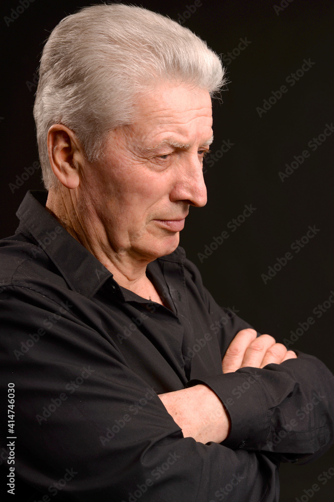 Obraz premium Close up portrait of thoughtful senior man