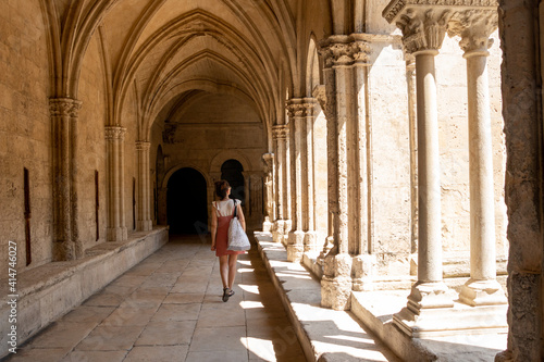 Photo Tourist woman visiting the cloister of the cathedral of Arles, France,