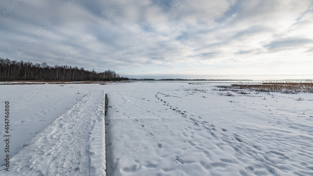 Obraz premium Winter clouds over the forest lake
