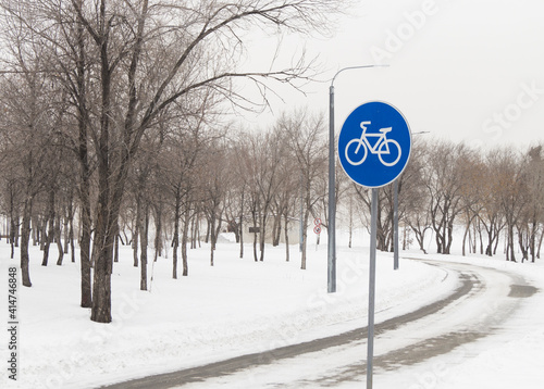 winter park, path for bicycles, road sign - place for bicycles