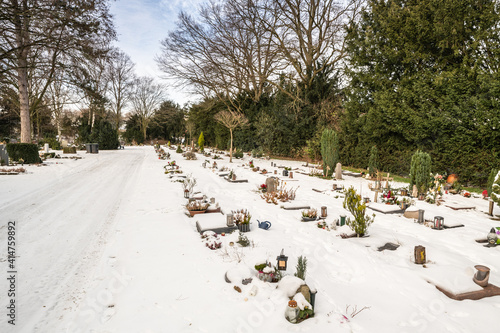 Blick über einen Schneebedeckten Friedhof