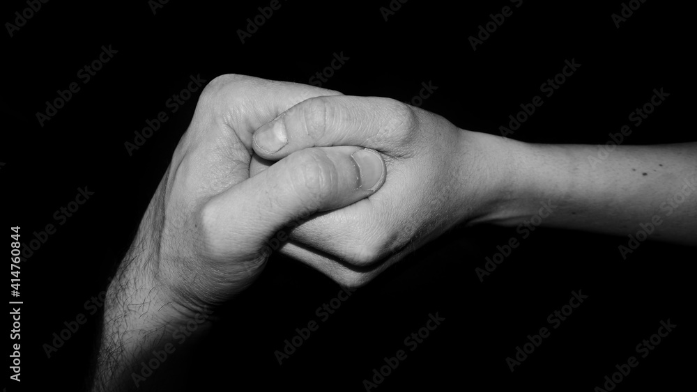 Foto scattata a due mani che si stringono a vicenda.