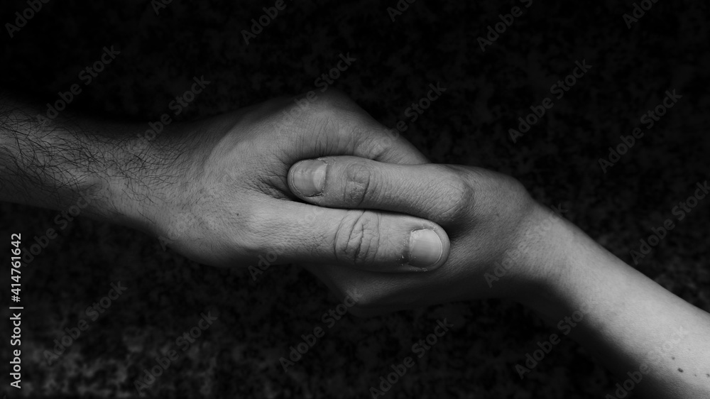 Foto scattata a due mani che si stringono a vicenda. Stock-Foto | Adobe  Stock