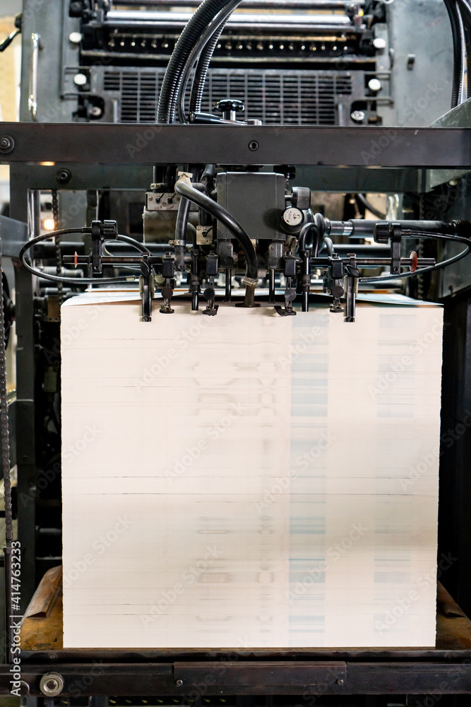 Offset printing machine feeder transfer metallic paper through the