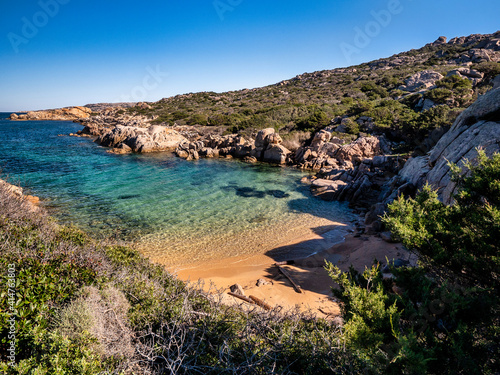 bellissima caletta nel nord sardegna con acqua cristallina da sogno