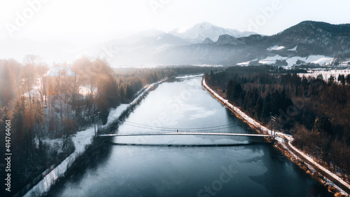 Luftaufnahme Salzach mit Brücke und Aussicht auf Berge. photo