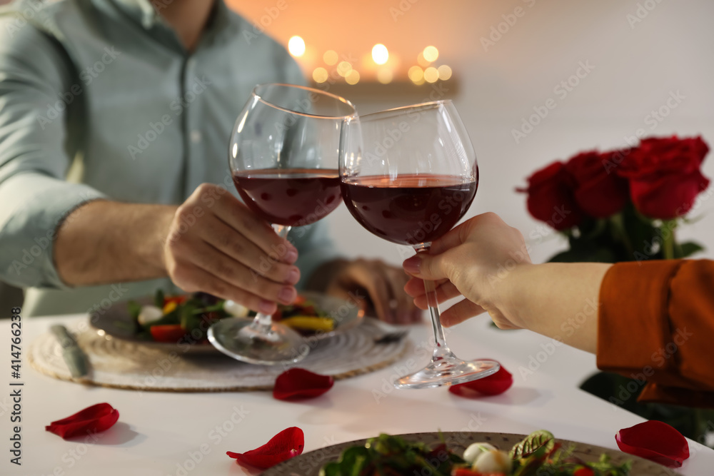 Obraz premium Couple having romantic dinner at home, closeup