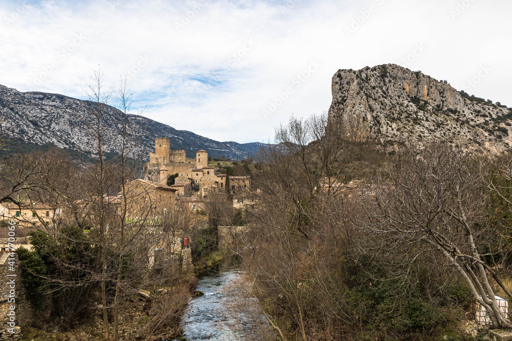 Fototapeta premium Vue hivernale du village de Saint-Jean-de-Buèges (Occitanie, France)