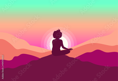 Mulher negra em meditação em cima de montanha