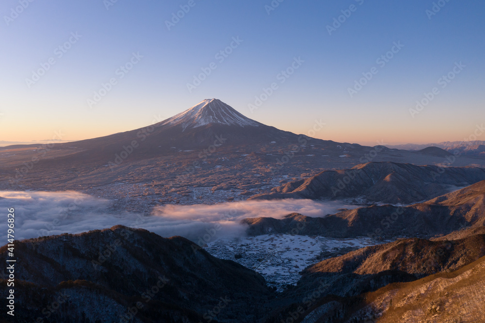 新道峠から望む富士山と雲海　朝焼け