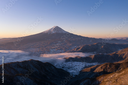 新道峠から望む富士山と雲海 朝焼け