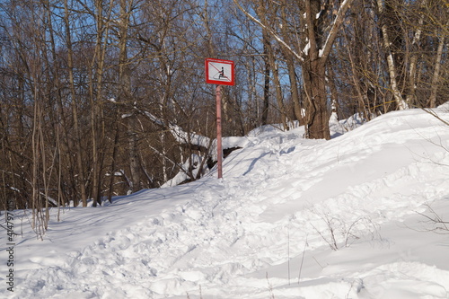 sign prohibiting the ride down the hill on a sled