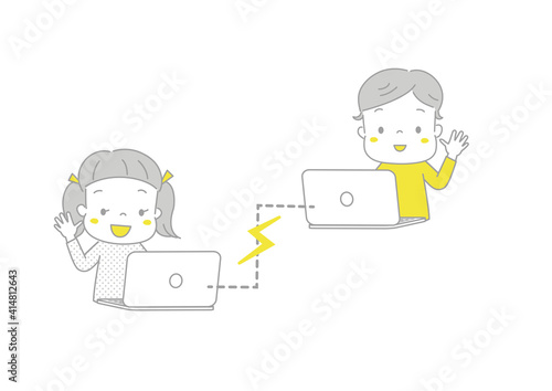 パソコンを使ってオンラインで会話を楽しむ子供たち　インターネットでビデオ通話