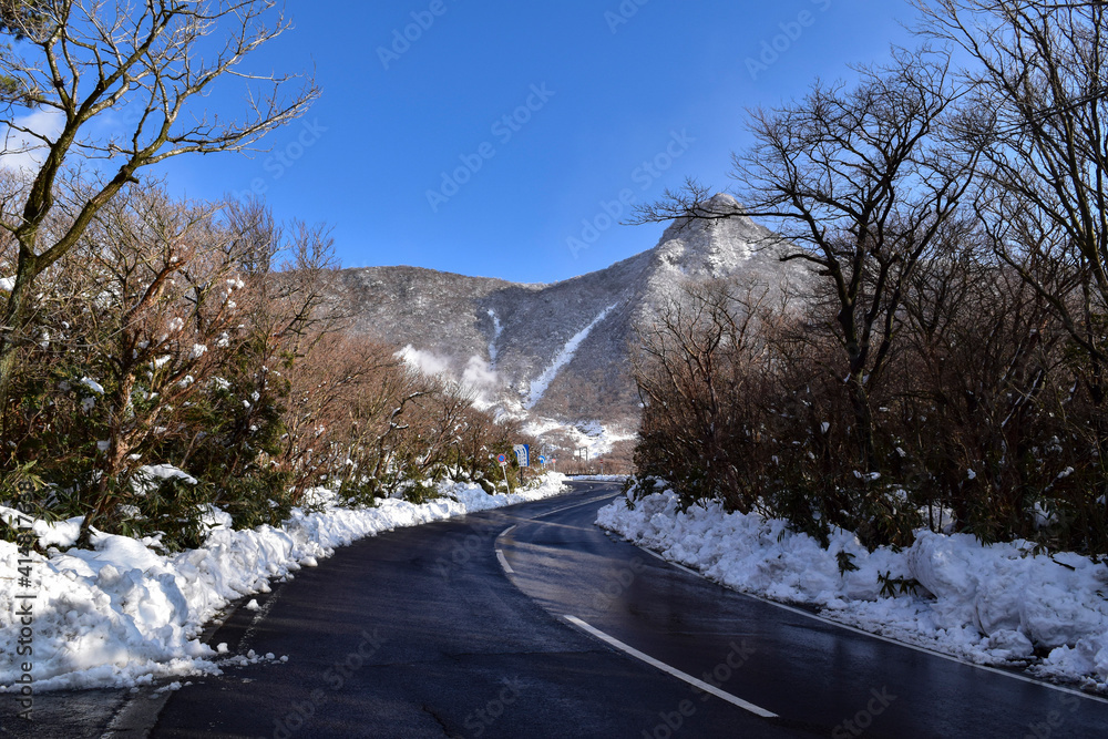 Obraz premium Snow Road Mountain
