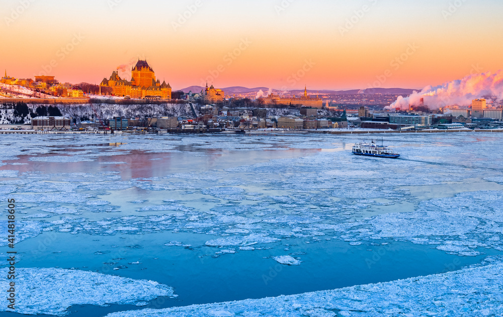 Fototapeta premium View of the old city of Quebec, Quebec, Canada, icy morning,