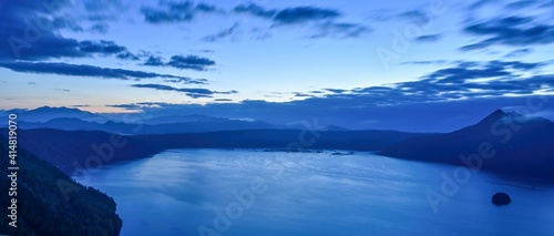 夜明け前の摩周湖のパノラマ情景＠北海道