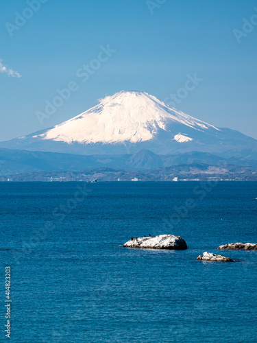 早春の相模湾と冠雪した富士山 2月 葉山町