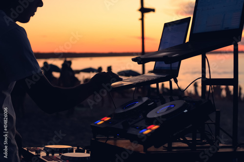 dj tocando en vivo en la playa