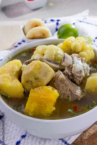 Comida sopa venezolana hecha de costillas, papas, choclo, platano, yuca