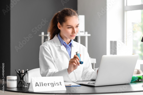 Allergist consulting patien...