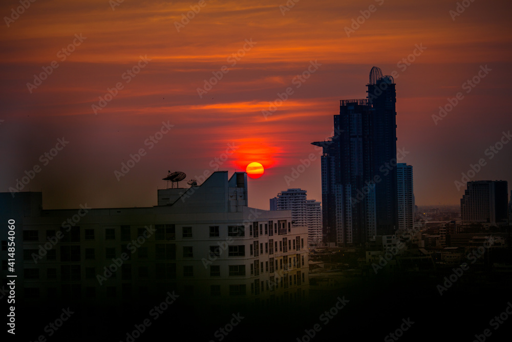 Naklejka premium The high angle background of the city view with the secret light of the evening, blurring of night lights, showing the distribution of condominiums, dense homes in the capital community