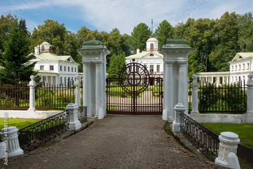 Serednikovo - the former estate of Vsevolozhsk and Stolypin, a park-manor ensemble of the end of the XVIII - beginning of the XIX century photo