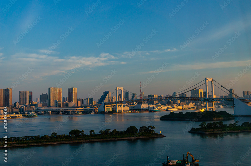 Fototapeta premium 朝日に照らされたレインボーブリッジと東京タワーと東京の街並み