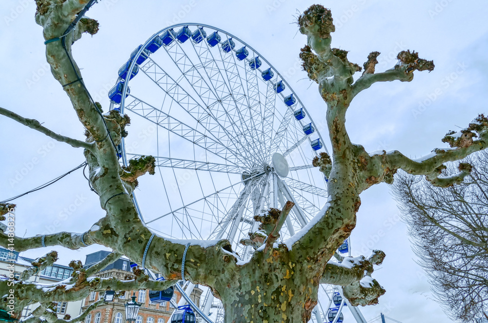 Fototapeta premium Riesenrad in der Altstadt von Düsseldorf im Winter