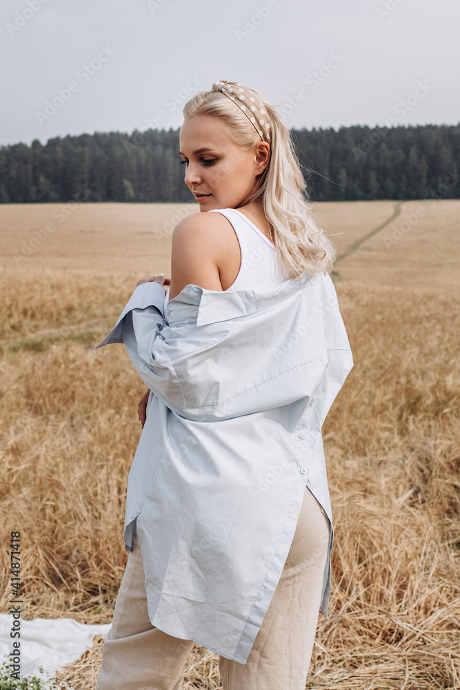 Φωτογραφία gentle portrait of a blonde young woman in a field