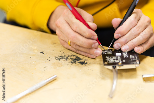 The Assembly of the sensors on the chip. Classes at the school of technical creativity