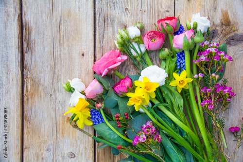 Fototapeta Naklejka Na Ścianę i Meble -  spring flowers on wooden background
