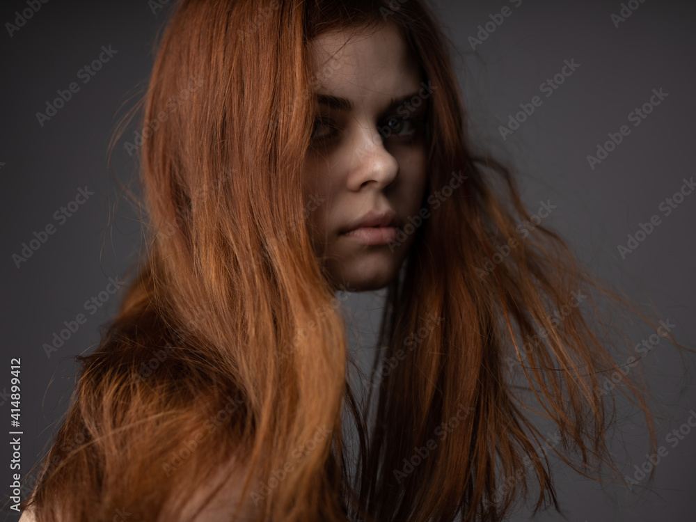 Naklejka premium Red hair beautiful woman gray background portrait close-up