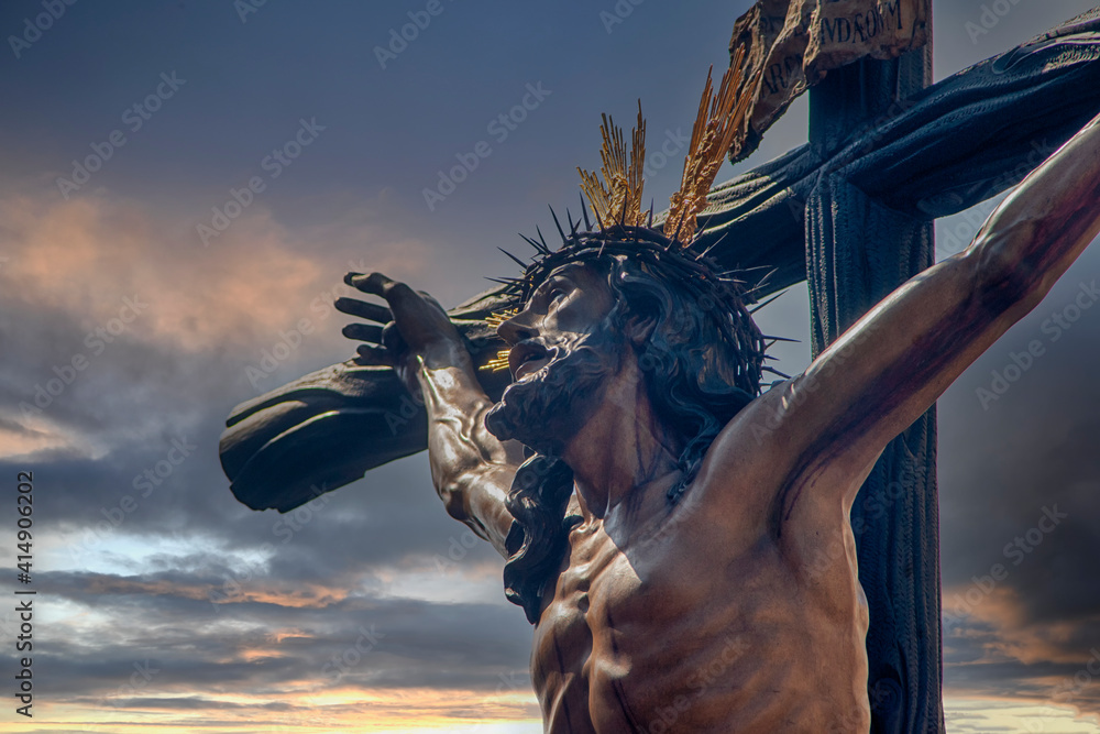 Fototapeta premium Jesús expirando en la cruz, semana santa en Sevilla, Hermandad del Cachorro