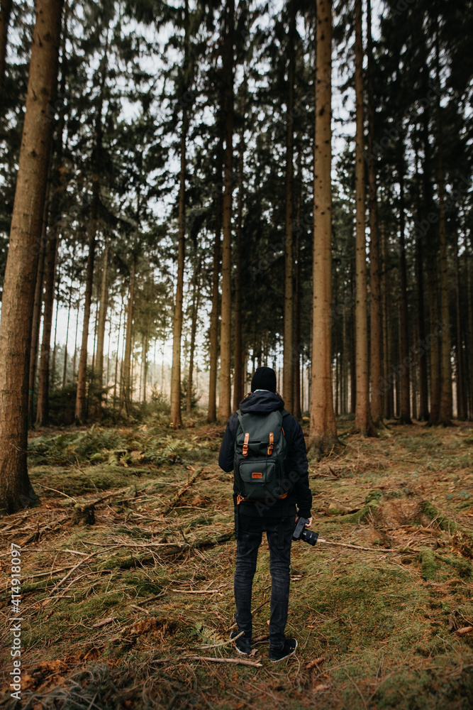 Fototapeta premium Fotograf im Wald