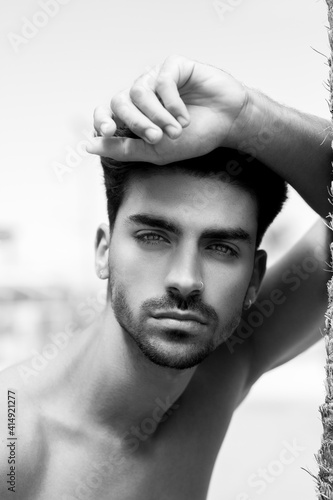 фотографія Retrato en blanco y negro de hombre hispano, joven y guapo con barba