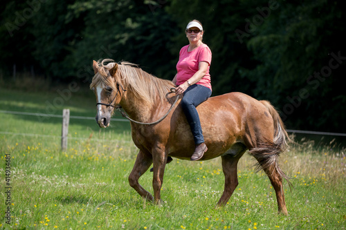 Schönes Pferd mit Reiterin © Bittner KAUFBILD.de