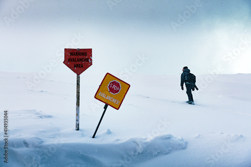 Canvas Print The tourist enters the forbidden dangerous zone of the avalanche in winter time