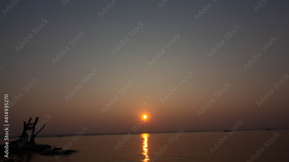 Obraz premium sunset over the river