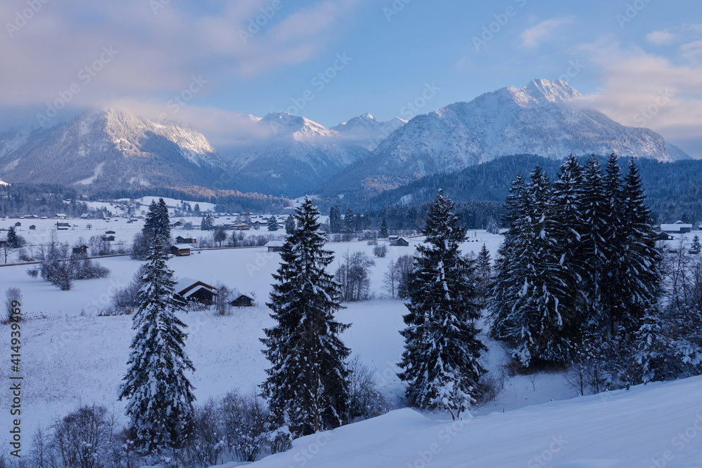 Blick vom westlichen Talrand über das tief verschneite Oberdorfer Tal und den Hauptkamm der Allgäuer Alpen