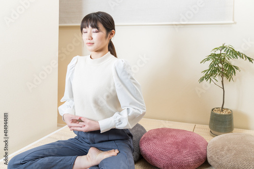Women in zazen (sit in Zen meditation)